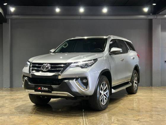 TOYOTA HILUX SW4 2.8 SRX 4X4 7 LUGARES 16V TURBO INTERCOOLER DIESEL 4P AUTOMÁTICO